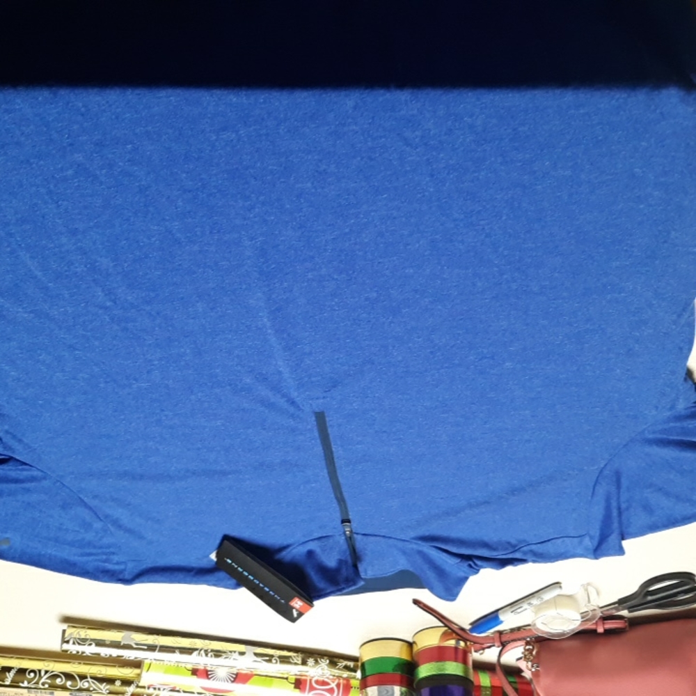 Under armour long sleeve sz 2x.  Looks more like 1x